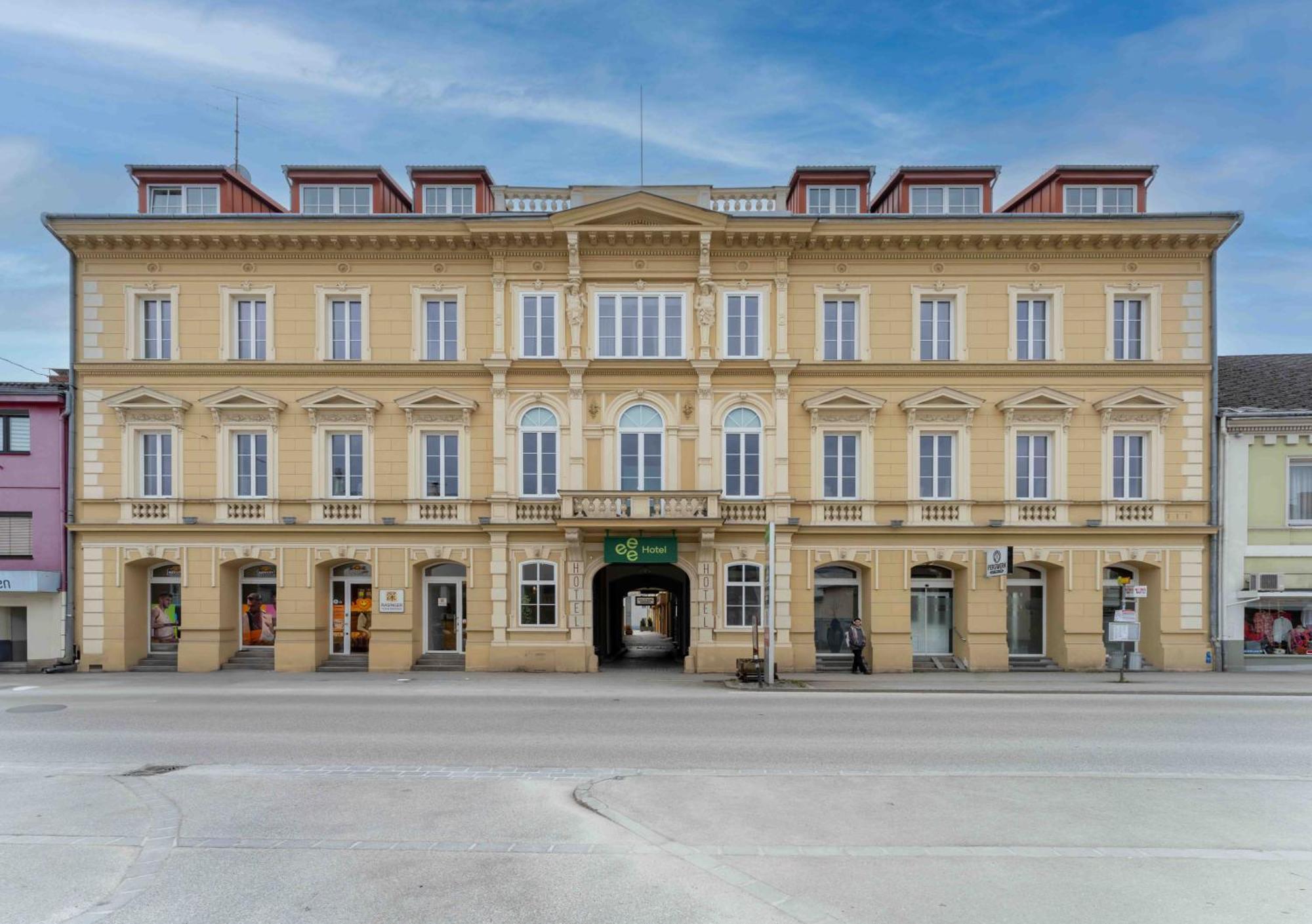 Eee Hotel Perg Exterior photo